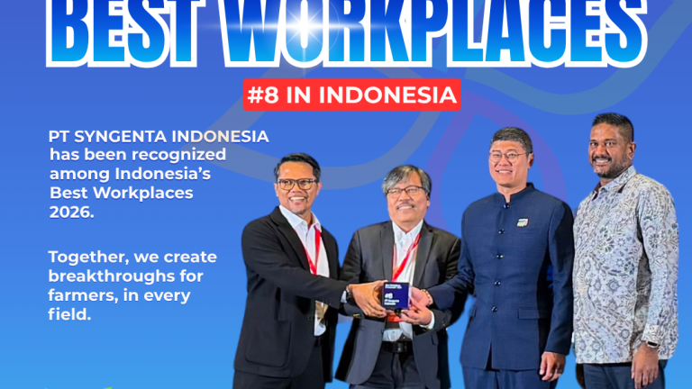 Empat pria berjas di panggung, memegang penghargaan Best Workplaces Indonesia 2024.