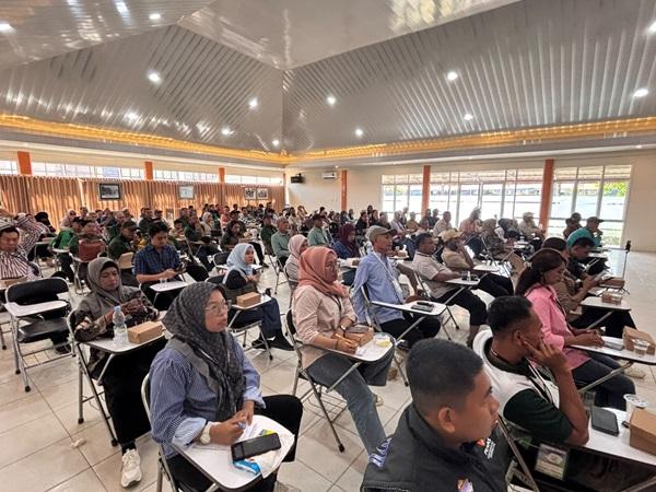 Peserta duduk di ruang pertemuan besar, sebagian memakai masker, suasana seminar.