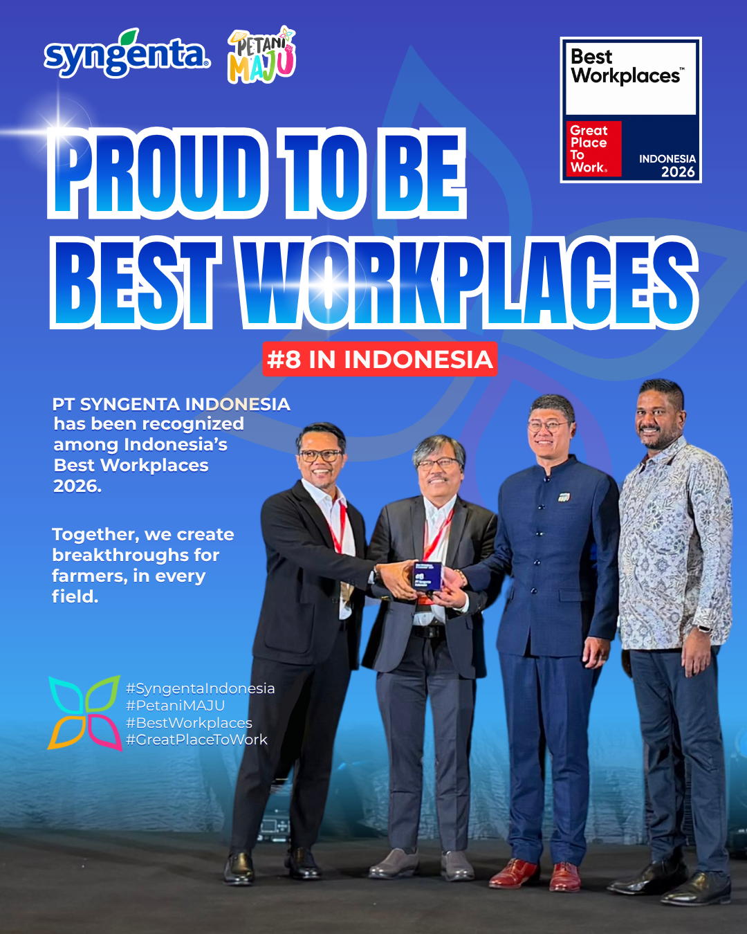 Empat pria berjas di panggung, memegang penghargaan Best Workplaces Indonesia 2024.